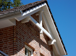 Dachstuhl mit sichtbaren Sparren- und Pfettenköpfen , Flugsparren und Giebelseitigen Balkon