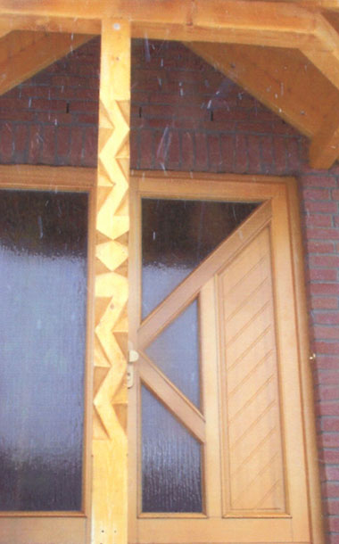 Vordach + verzierte Holzstütze